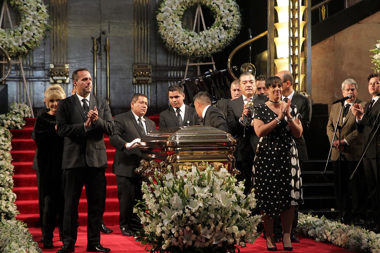 "La parte médica existía donde dijeron de qué murió, cómo murió, cuánto tiempo estuvo y estuvo avalada por el consulado […] 
<b><a href="https://www.univision.com/famosos/jose-jose-sera-cremado-y-sus-cenizas-seran-llevadas-a-mexico-confirma-su-hija-sarita-sosa" target="_blank">ellos sabían</a> </b>que existía un documento que decía perfectamente de qué había muerto", aseguró Mayer.
<br>