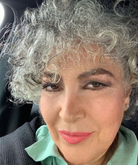 En abril del 2021, 
<b>Amanda Miguel</b> sorprendió 
<a href="https://www.univision.com/famosos/amanda-miguel-otros-famosos-cambiaron-radicalmente-de-look-ricky-martin-barba-fotos">con su cambio de look</a> más radical en toda su carrera: se cortó el cabello y se dejó las canas al natural. ¿Te gusta cómo se ve?