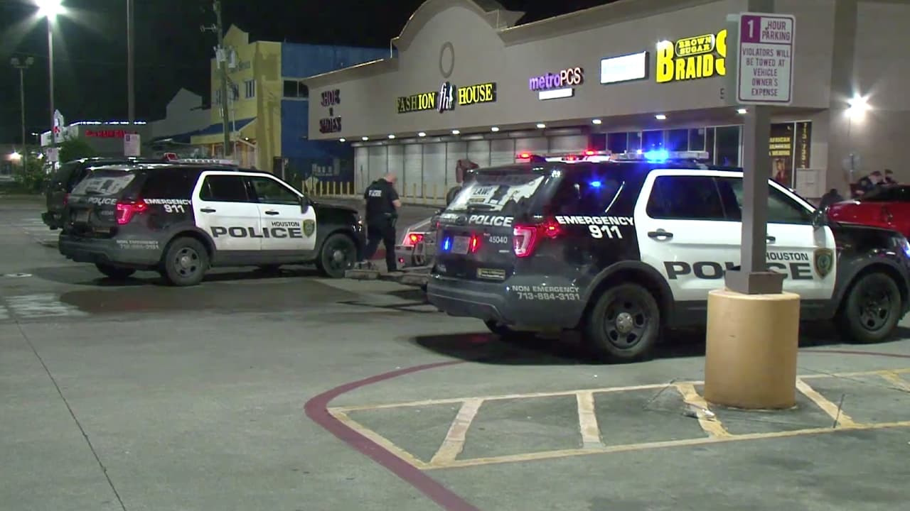 El empleado subió a su automóvil y manejó hasta Pizza Hut.