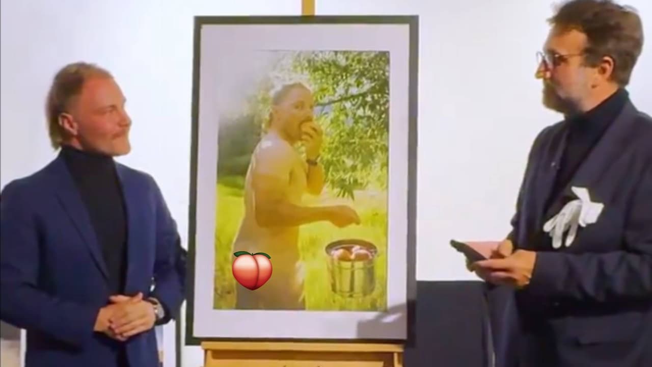 Valteri Bottas muestra su trasero en calendario por una buena causa