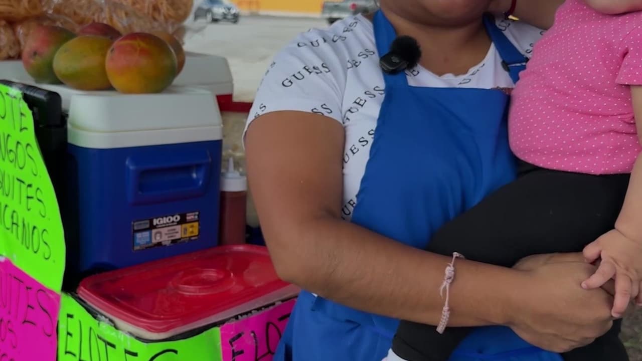Madre sale a vender comida tras detención migratoria de su esposo para mantener a sus hijos