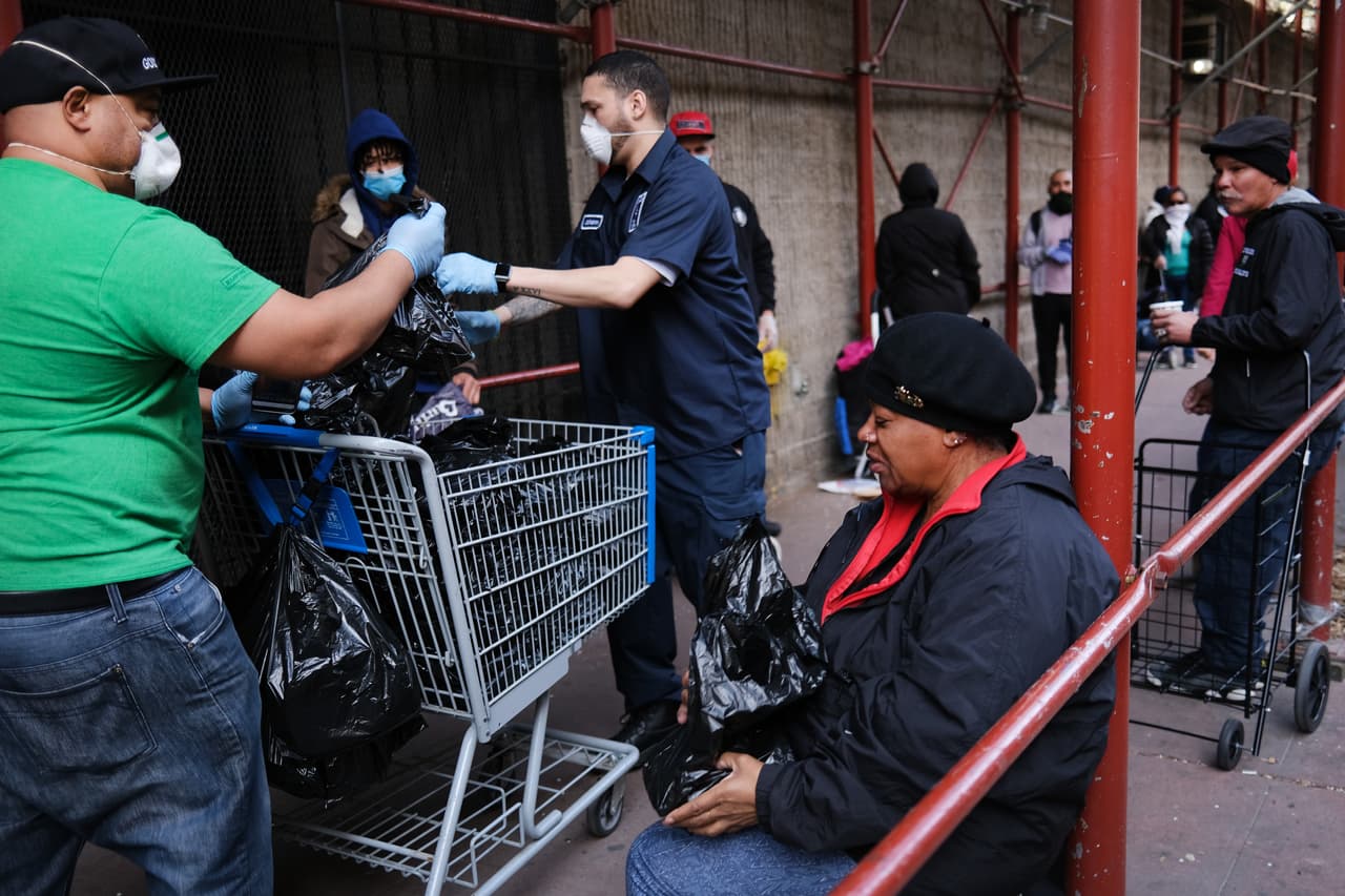 En un lugar de distribución de alimentos en Harlem, el grupo Unidos Si Se Puede espera repartir bolsas de comida a por lo menos 500 personas, ya que muchos neoyorquinos han perdido sus trabajos e ingresos debido al brote de covid-19.