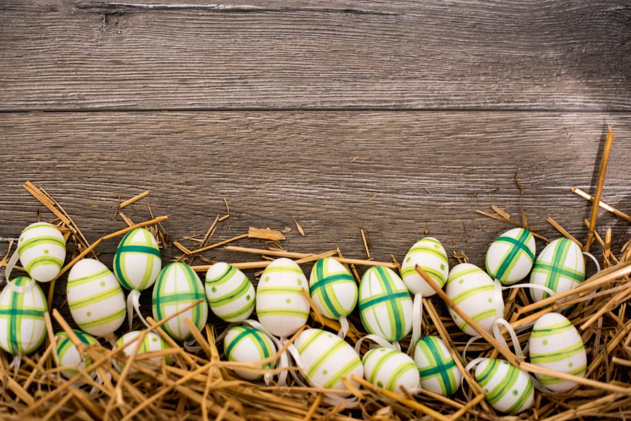 Huevos rallados: coloca cinta micropore a lo largo o a lo ancho de los huevos y pinta (otra vez con la paleta de colores de tu preferencia) líneas de colores. Renueve la cinta y tendrás un resultado muy similar al de la foto.