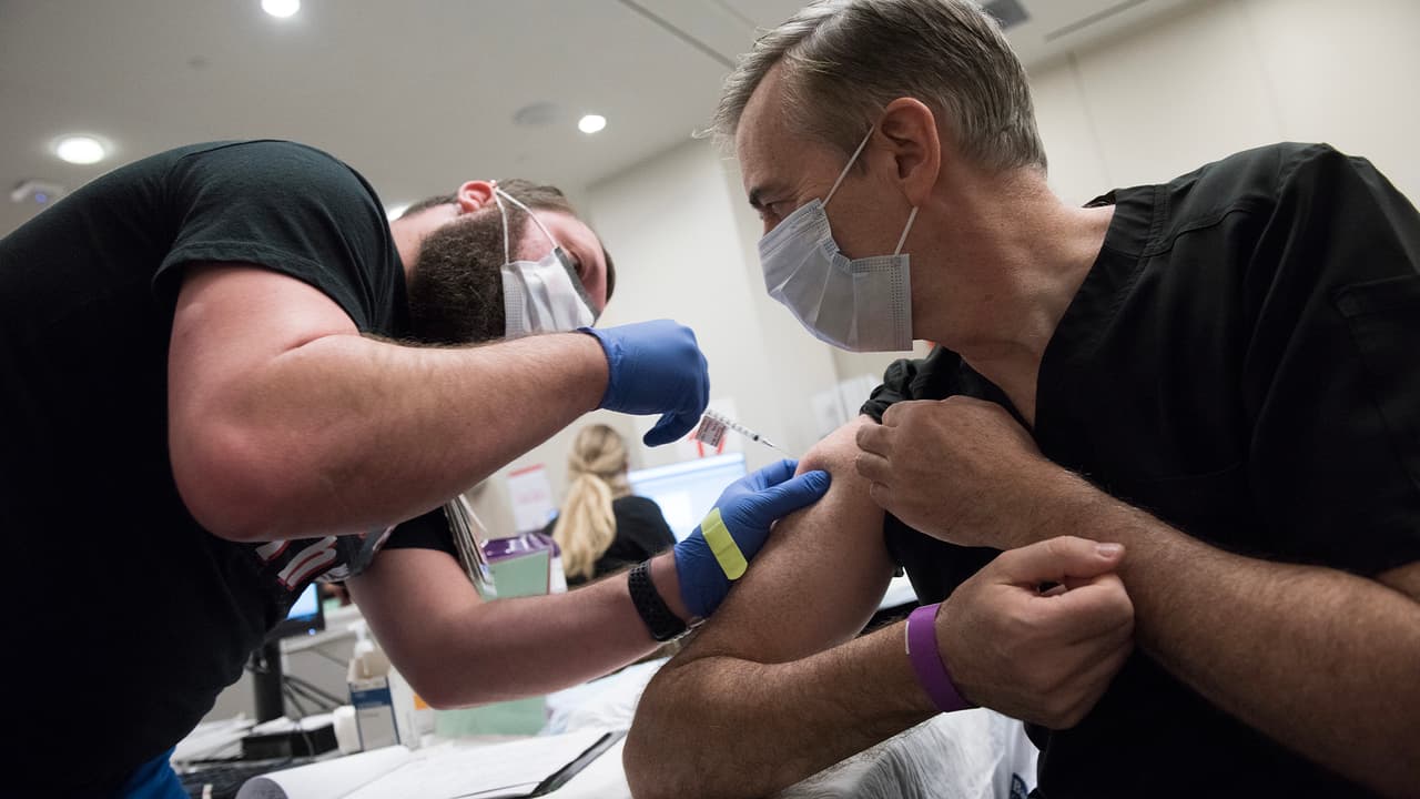 Al igual que la vacuna Pfizer, la de Moderna necesita 28 días de diferencia entre cada dosis y un almacenamiento de 5 grados Fahrenheit. Aunque esta no ha sido aprobada por la FDA oficialmente.