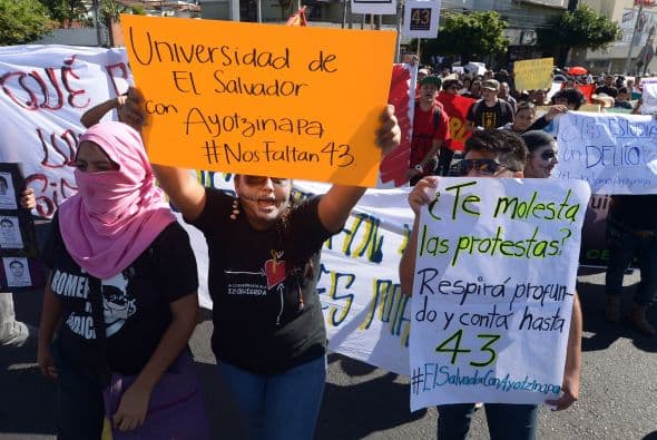 Se trata de estudiantes de la Universidad de El Salvador, en San Salvador.