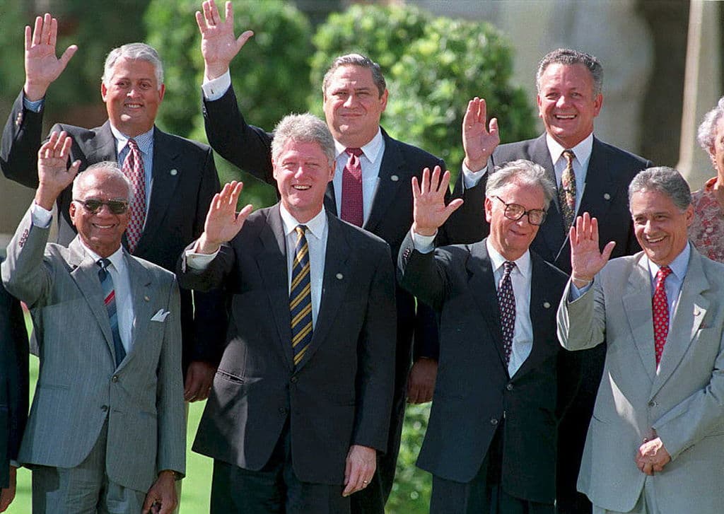 El presidente de EE.UU., Bill Clinton (C), saluda junto a otros líderes americanos tras la primera sesión de trabajo de la Cumbre de las Américas en Miami, el 10 de diciembre 1994. (De izquierda a derecha) Arriba: Ernesto Balladares de Panamá, Armando Calderón Sol de El Salvador, Juan Carlos Wasmosy de Paraguay; Abajo: Nicholas Brathwaite, primer ministro de Granada, Clinton, el presidente de Brasil y el presidente electo Itamar Franco y Fernando Henrique Cardoso.