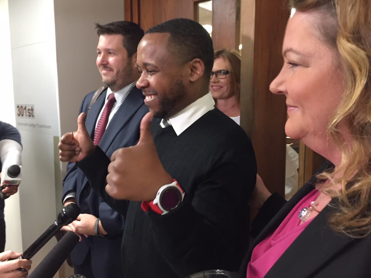 Ryan Crawford, a quien un juez limitó su interacción con los medios, demuestra su felicidad ante la decisión de un juez de permitir que su hijo Christopher se vaya a vivir con él mientras avanza el caso en una corte de familia.