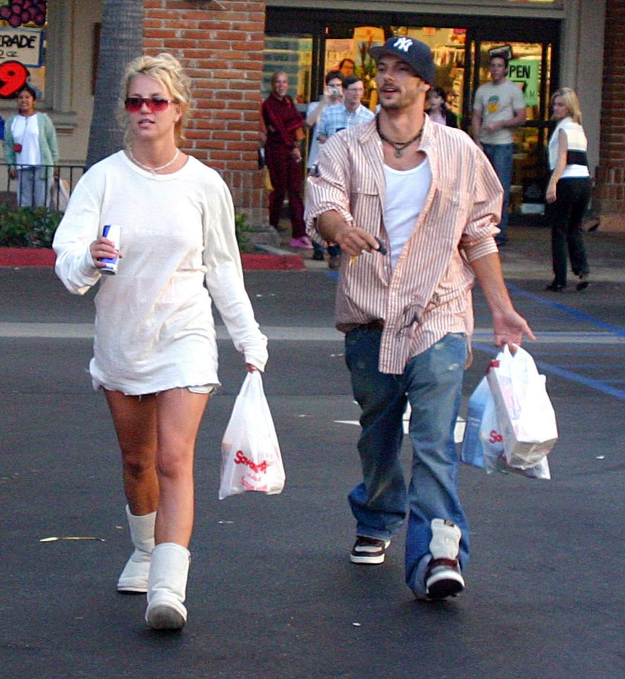 Pero su amor no duró mucho, en 2006 la cantante presentó la demanda de divorcio. Tuvieron dos hijos, vivieron un complicado divorcio y hoy no se pueden ni ver en foto.