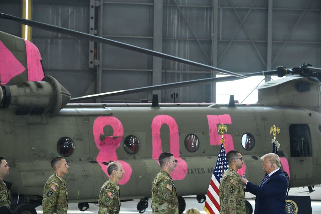 El presidente de EEUU, Donald Trump entrega la medalla Distinguished Flying Cross a pilotos y miembros de la tripulación de la Guardia Nacional Armada de California, quienes salvaron a centenares de personas que estaban atrapadas por los incendios forestales.
