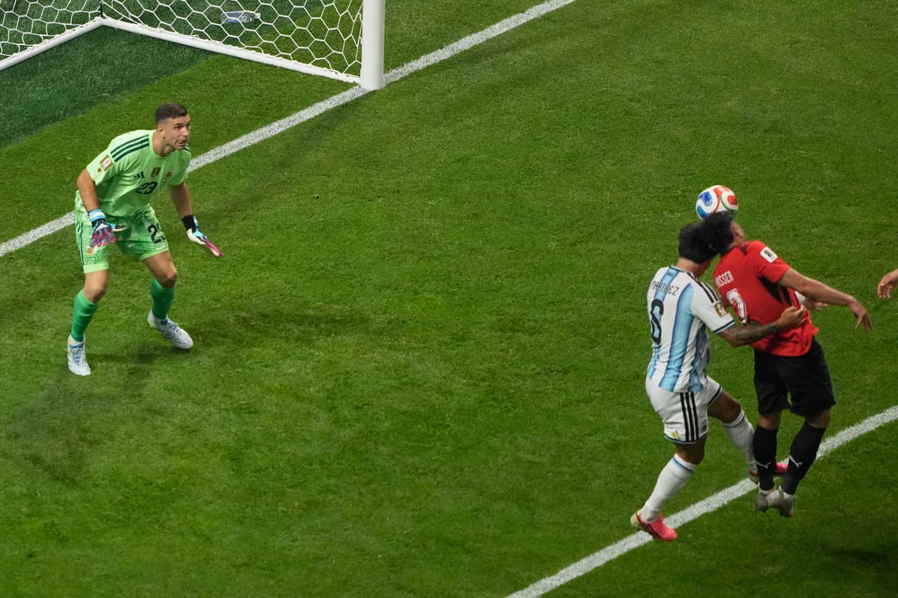Yasser Ibrahim (2) de Egipto anota durante el partido de octavos de final de la Copa Mundial de Fútbol entre Argentina y Egipto en Atlanta, el martes 7 de julio de 2026. (Foto AP/Chris Carlson)
<br>