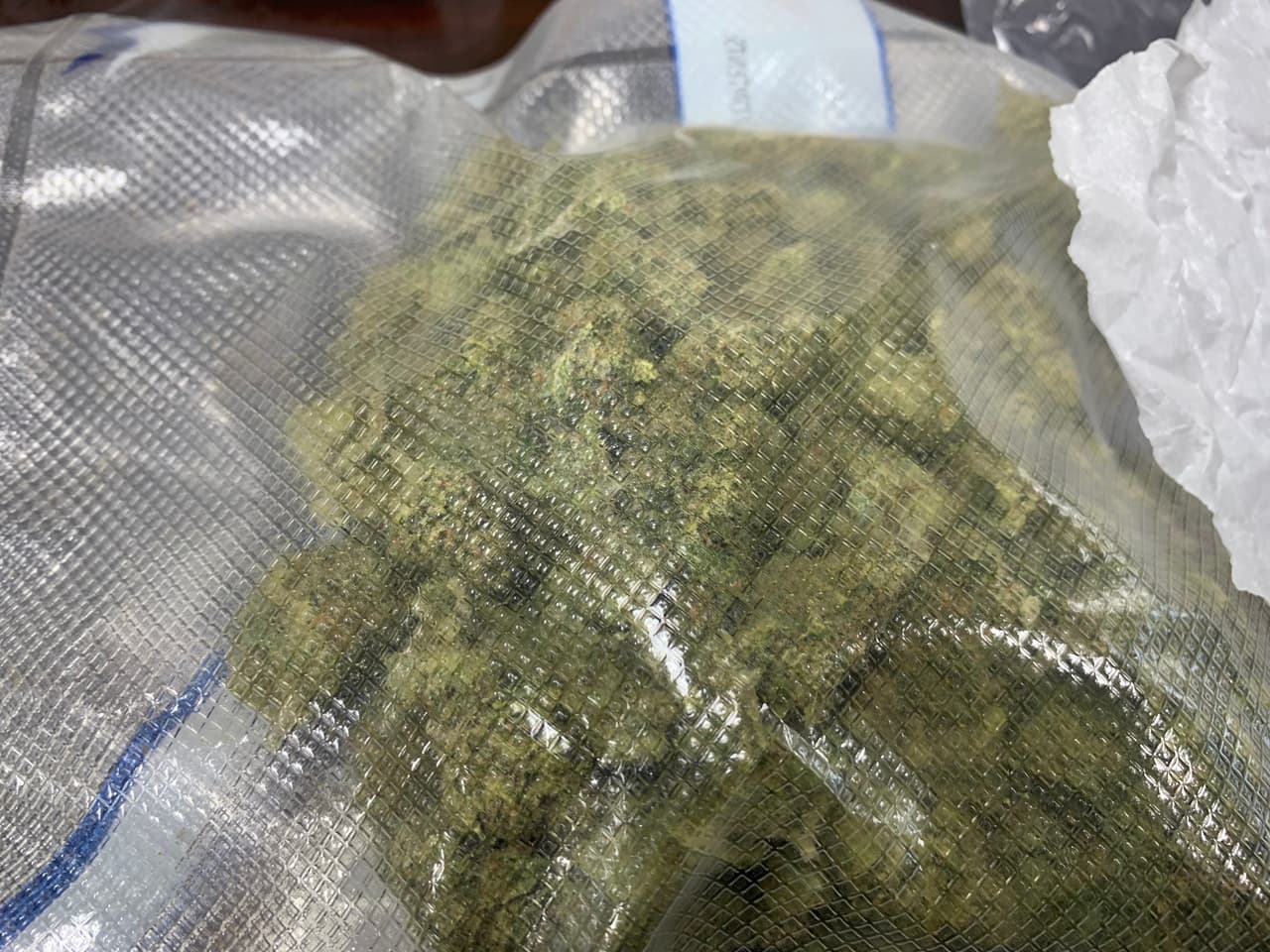 "Una investigación de ocho meses realizada por la Fuerza de Control de Drogas del condado de Lake ha generado una gran cantidad de drogas y parafernalia de drogas, incluyendo cocaína, marihuana y productos comestibles que contienen THC, el principal compuesto psicoactivo extraído de las plantas de cannabis ", dijo el Sheriff Oscar Martínez, Jr. 
<br>