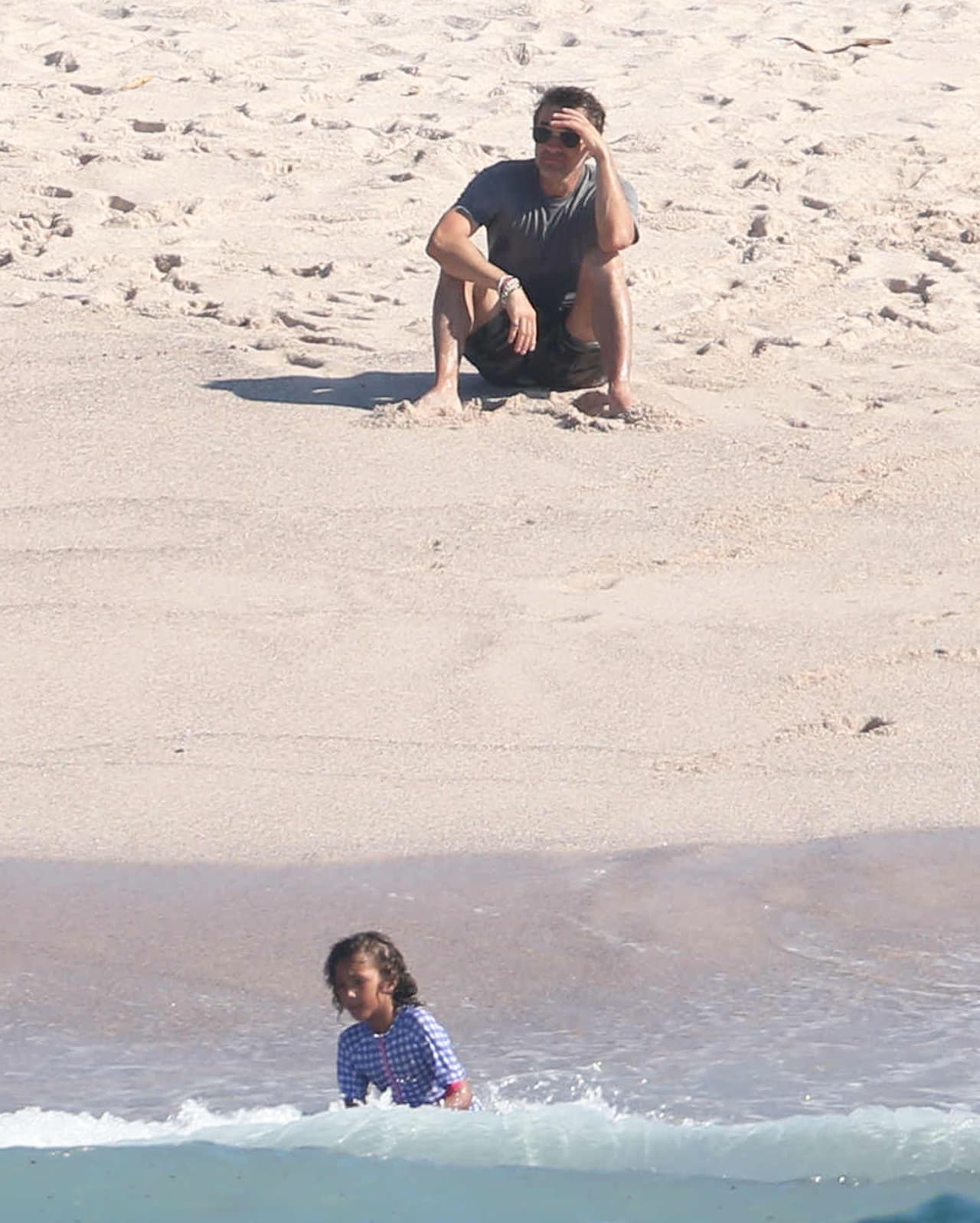 Mientras, Olivier veía a Nahla jugar a la orilla del mar.