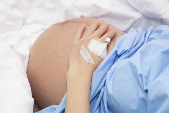 Monitoreo fetal. Aunque es fundamental para conocer el estado del bebé cuando eres hospitalizada, no siempre se recomienda tenerlo durante el trabajo de parto.