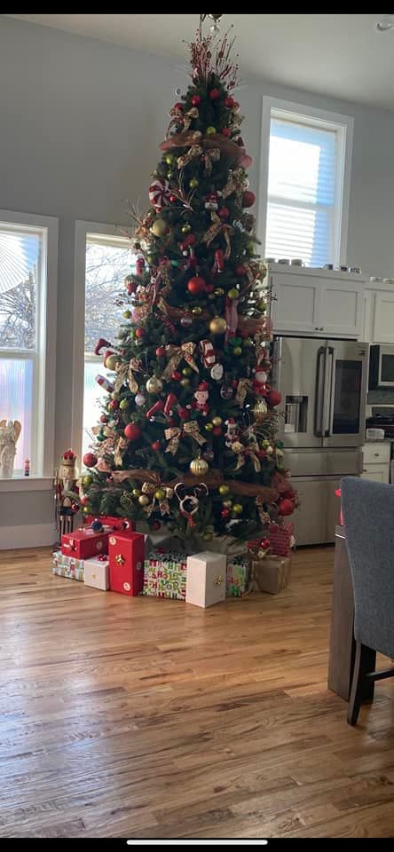 Este enorme pino navideño luce increíble en la casa de Ede Manzur.