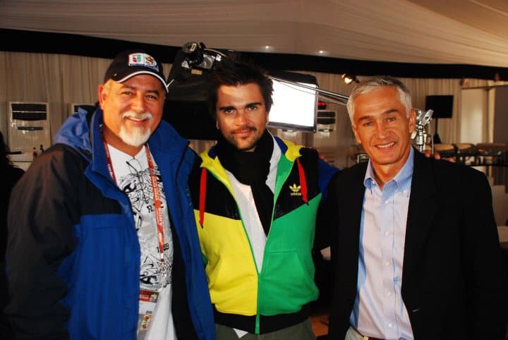 Jorge Soliño, camarógrafo de Univision, Juanes y Jorge Ramos durante la cobertura de la Copa del Mundo de 2010.