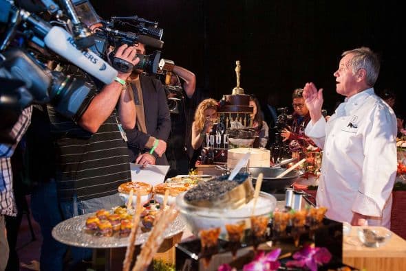 El reconocido chef Wolfang Puck durante la presentación de platillos y bocadillos para la 86 entrega de los premios de la Academia del Séptimo Arte. Sin duda un abanico de sabores, texturas y colores de degustarán a las estrellas y sin duda se llevarán las mejores críticas de la noche.