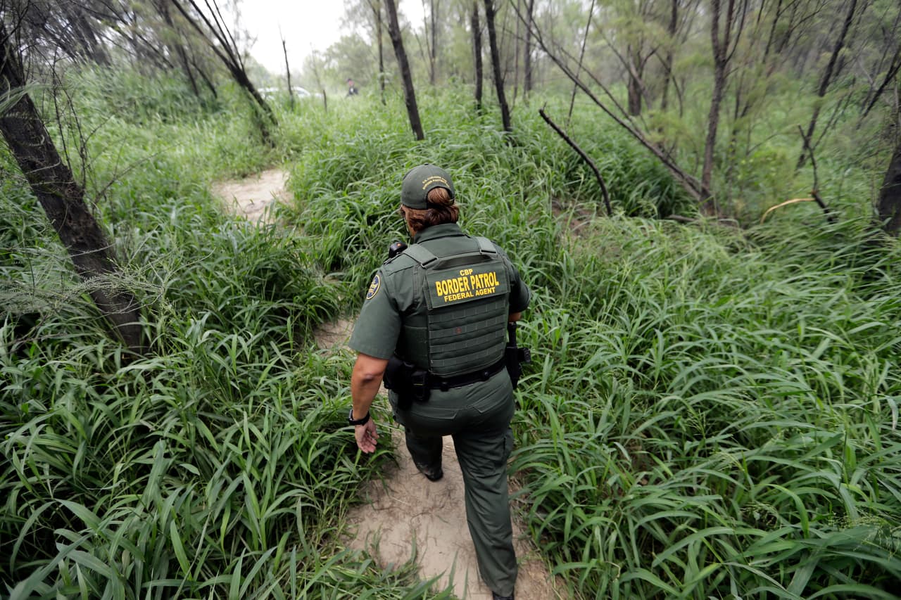 A pesar de las complicaciones legales y las altas temperaturas, algunas familias continúan cruzando la frontera por puntos no autorizados. El número de inmigrantes que ha muerto por
<a href="https://www.univision.com/austin/kakw/noticias/ola-de-calor/como-cuidarse-cuando-llega-el-calor-extremo"> <u>el calor extremo</u></a> en la frontera entre Estados Unidos y México
<a href="https://www.univision.com/noticias/inmigracion/mas-inmigrantes-mueren-por-calor-extremo-en-la-frontera-entre-eeuu-y-mexico"><u> aumentó un 55% en los últimos nueve meses</u></a>, y seguirá aumentando a medida que avance el verano. La fotografía es de un agente de la Patrulla Fronteriza buscando inmigrantes cerca de McCallen, cinco días después de la firma de la orden ejecutiva que evita la separación de familias. 25 de junio de 2018.