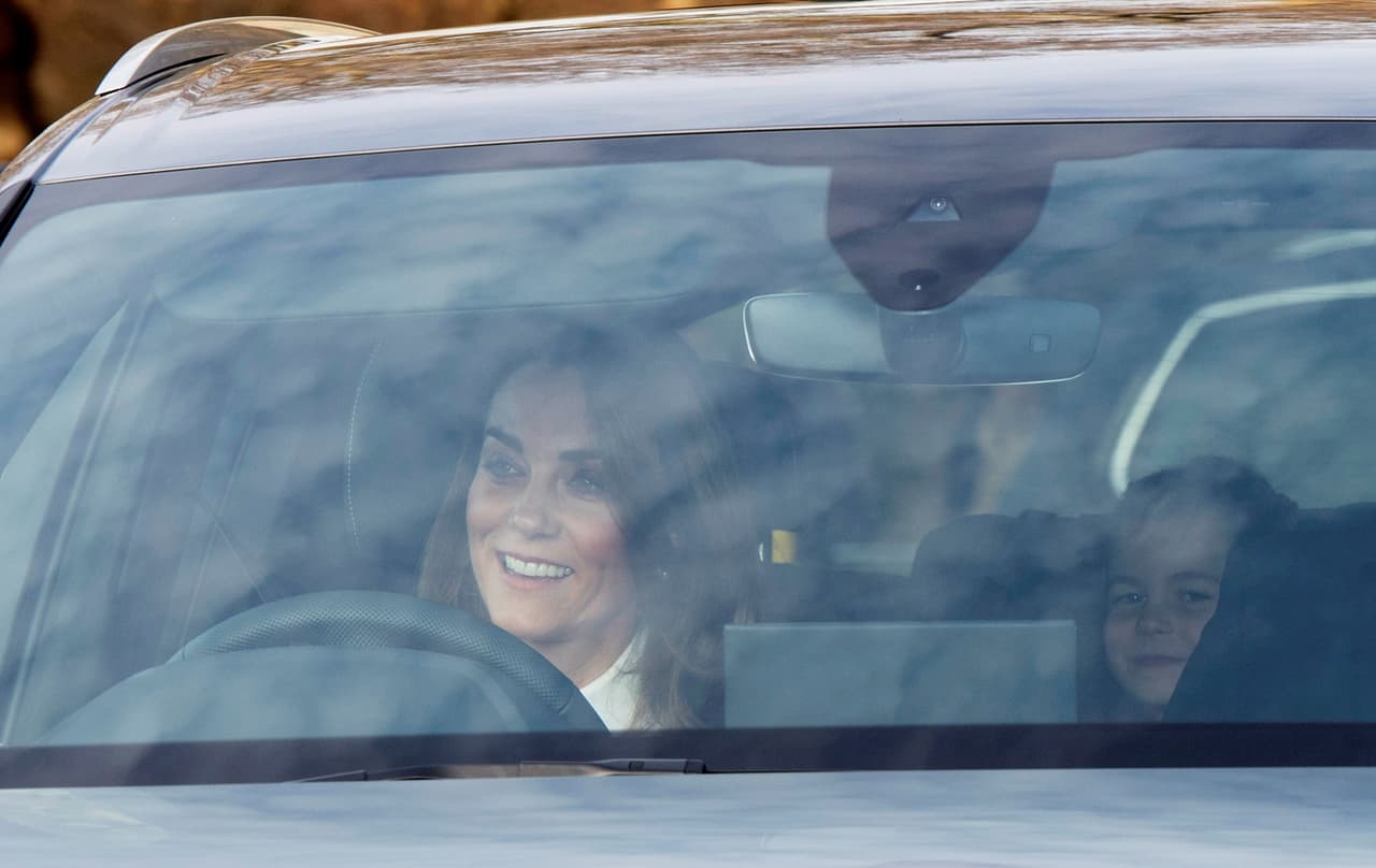 La duquesa de Cambridge fue captada arribando al evento real en un auto únicamente con la princesa Charlotte y el pequeño príncipe Louis. Por su parte, el príncipe William llegó acompañado de su primogénito, el príncipe George. Los expertos reales no creen que su llegada por separado se debió a razones de seguridad, según 
<a href="https://www.dailymail.co.uk/news/article-7805503/Prince-Andrew-arrives-Buckingham-Palace-Queens-Christmas-lunch.html" target="_blank">Daily Mail</a>.