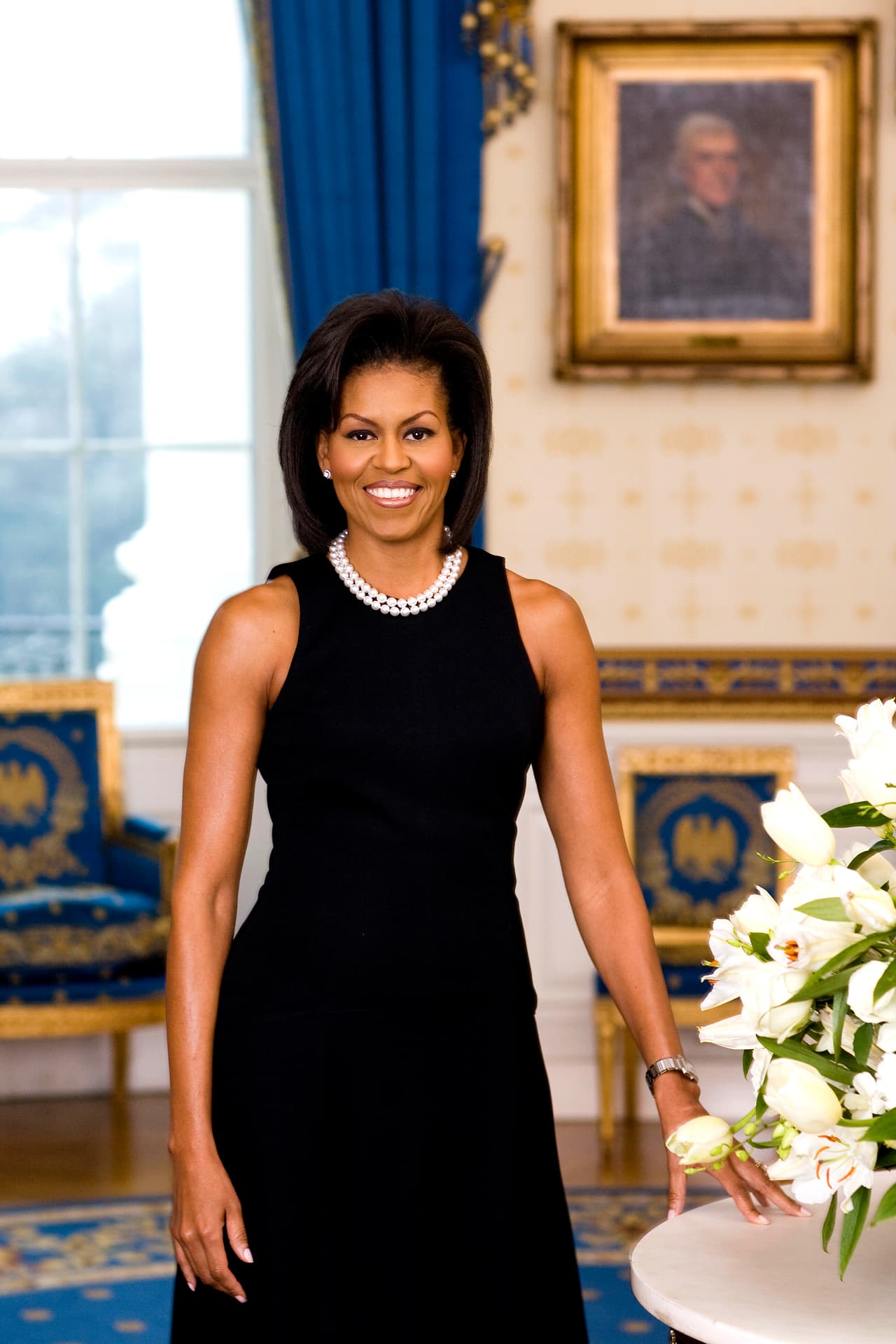 Siguiendo la tradición así posó Michelle Obama en el retrato oficial de la Casa Blanca en 2009.