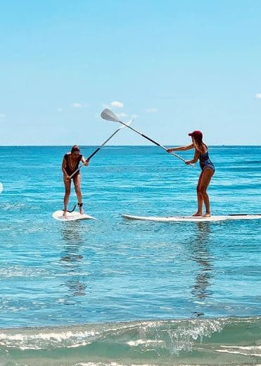 También se adentraron un poco al mar, arriba de una tabla de 'paddle', para iniciar una épica batalla.