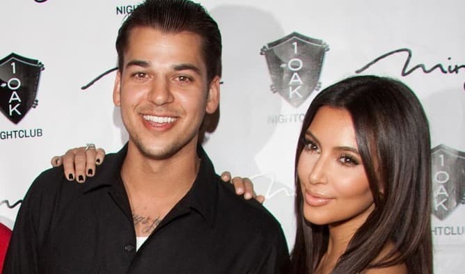 Kim y Rob Kardashian se llevan bastante mal y, como son figuras públicas, han visto su relación expuesta en los medios de manera escandalosa. Tras unas declaraciones de ella en las que afirmaba que su hermano se pasaba el día holgazaneando y drogándose, él se enojó y la bloqueó en redes. Cuando ella le tuiteó una amable felicitación de cumpleaños él respondió con un “Miren, ésta es mi hermana Kim, la zorra de la película 'Gone Girl'" y la relación solo ha ido de mal en peor desde entonces.