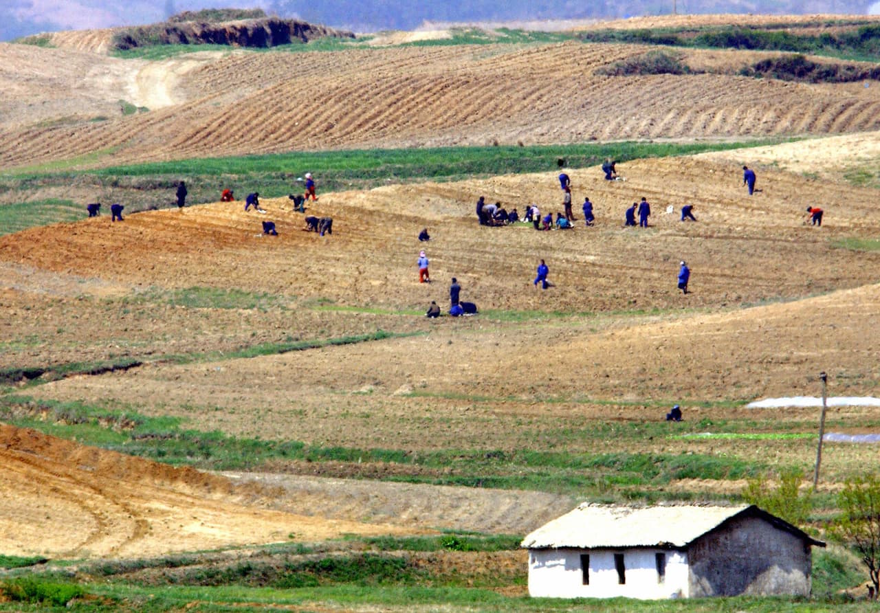 Con los años, los testigos de Corea del Sur empezaron a sospechar que
<b><a href="http://nypost.com/2014/07/11/the-mysterious-fake-town-on-north-koreas-border/">se trataba de un pueblo fantasma</a></b>. No se ven más que algunos habitantes y las casas no tienen vidrios. Corea del Norte ha usado esta ciudad para demostrar su poder, por ejemplo, poniendo una bandera con un asta de 525 pies de alto, como sucedió en los años 80, o como ocurrió en 2004, para poner unos gigantes parlantes para aturdir a los vecinos con propaganda comunista.
<br>