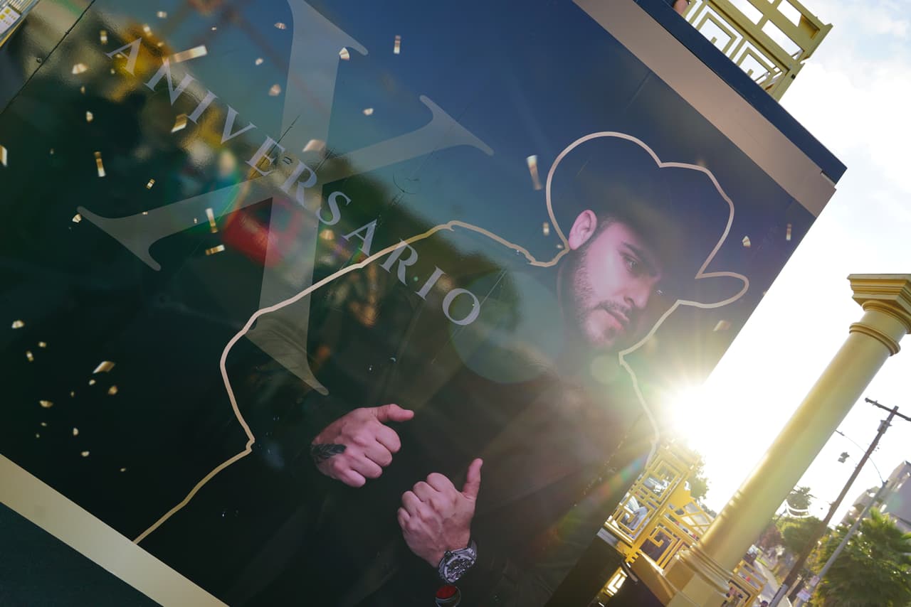 Gerardo Ortiz celebra su primera década en la música y recientemente, lanzó un disco que se titula 'X Aniversario'.