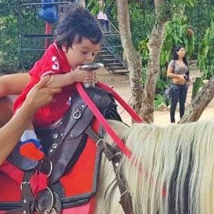 Baby Joshua es todo un aventurero y como todo un profesional ya monta a caballo.