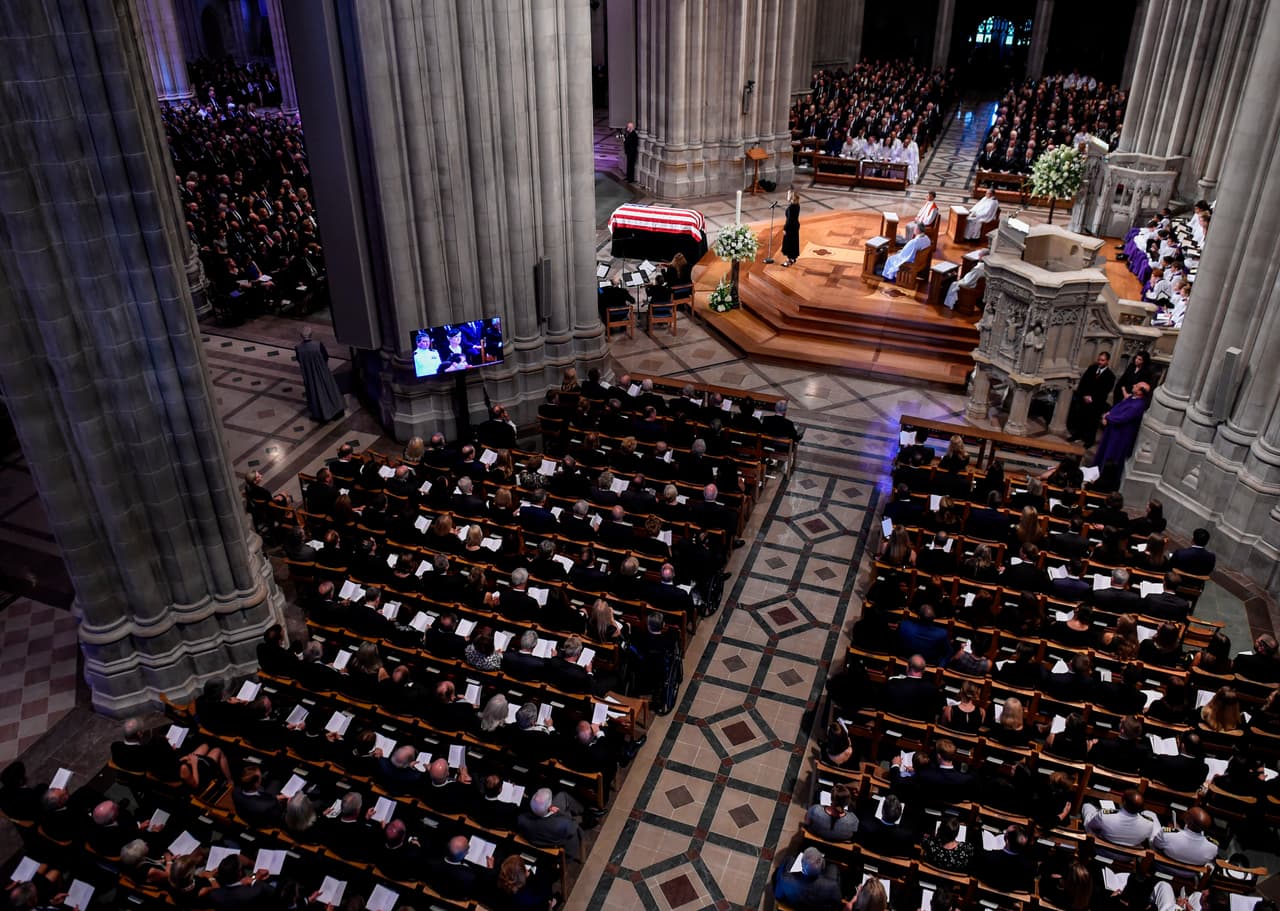 Una toma general del momento en que un ensamble de cuerdas tocó una pieza en honor al senador McCain.