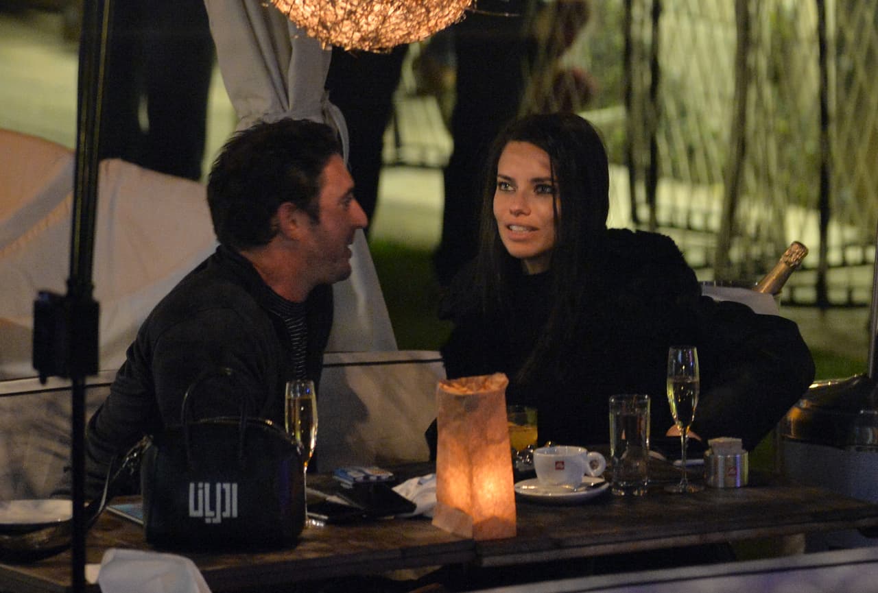 Adriana Lima rompió con el receptor de New England Patriots Julian Edelman hace sólo una semana. Sin embargo, se le vio besándose en un restaurante con el chico malo de los muchachos de Nueva York Mitch, Matt Harvey. Estas son las primeras fotos de la nueva pareja. La pareja llegó en yate y cenaron y tomaron champán por horas en el River Yacht Club el 15 de marzo de 2017, en Miami, Florida.