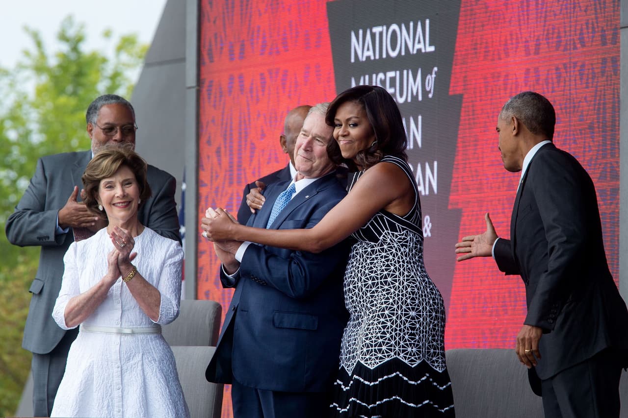 <b>24 de septiembre</b>. La primera dama abraza al presidente George W. Bush en la ceremonia de inauguración del Museo Nacional de Historia y Cultura Afroamericana en Washington, D.C. Este abrazo dio la vuelta al mundo pues 
<a href="http://www.nbcnews.com/news/us-news/michelle-obama-embraces-george-w-bush-why-photo-was-so-n654451"><u>se entendió como una muestra de afecto genuino</u></a> de Michelle Obama al predecesor de su marido en la Casa Blanca. Por supuesto t
<a href="http://www.huffingtonpost.com/entry/michelle-obama-george-w-bush-hug-photoshop-battle_us_57e78646e4b0e80b1ba27f92"><u>uvo sus memes en Reddit</u></a>.