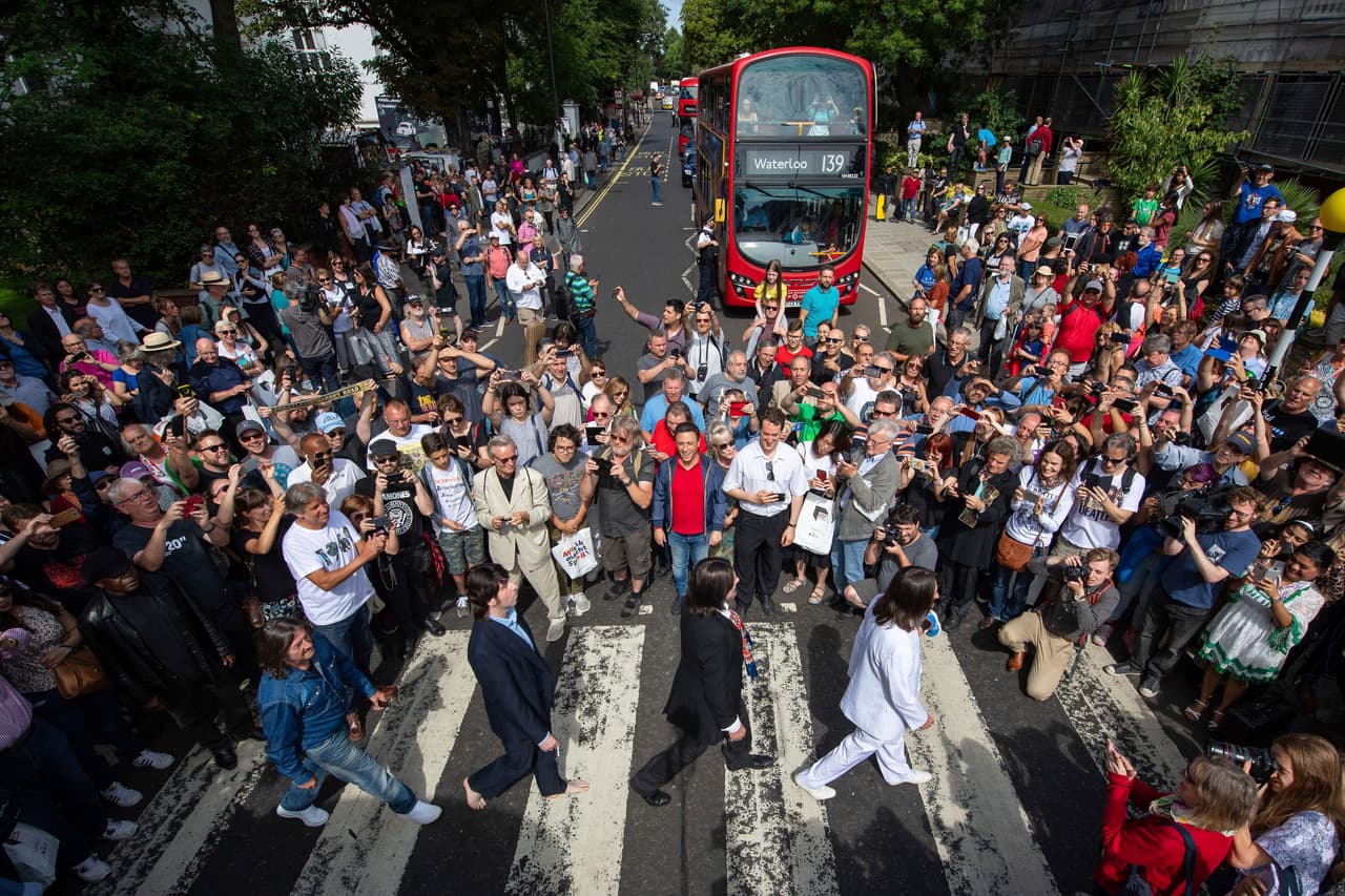 El 8 de agosto de 1969 a las 11:35 de la mañana, Ian MacMillan fotografió a John, Paul, George y Ringo mientras cruzaban la calle, muy cerca los estudios Abbey Road.