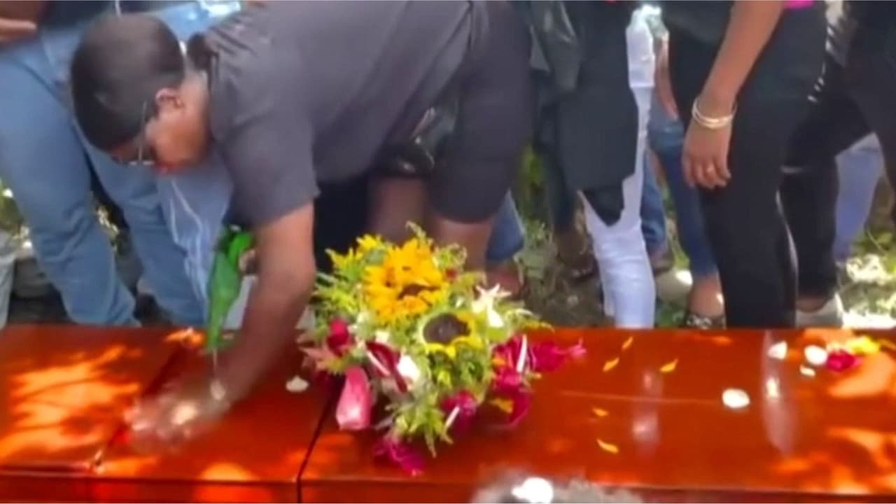 Llevan féretro a estación policial para exigir justicia por hombre que murió bajo custodia en República Dominicana