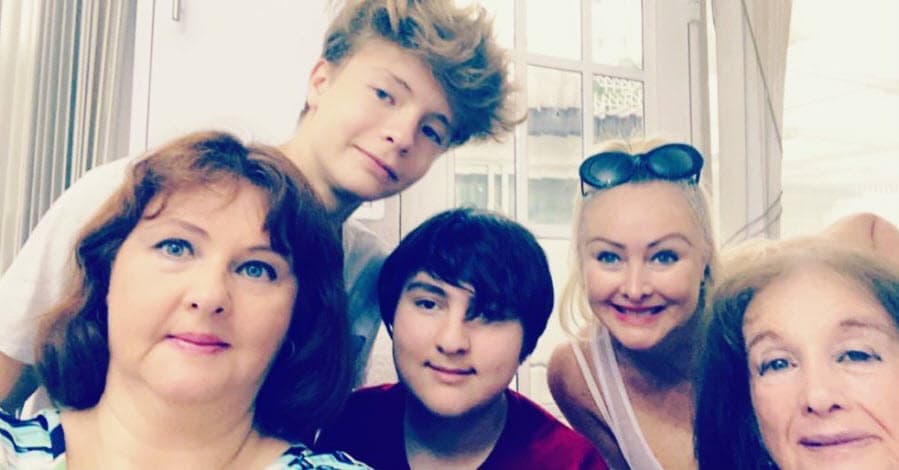 La actriz dijo que para los jóvenes es dificil tomar sus clases escolares en línea y confesó que "
<b>hasta yo me duermo</b>, no es lo mismo que tener al maestro".
<br>