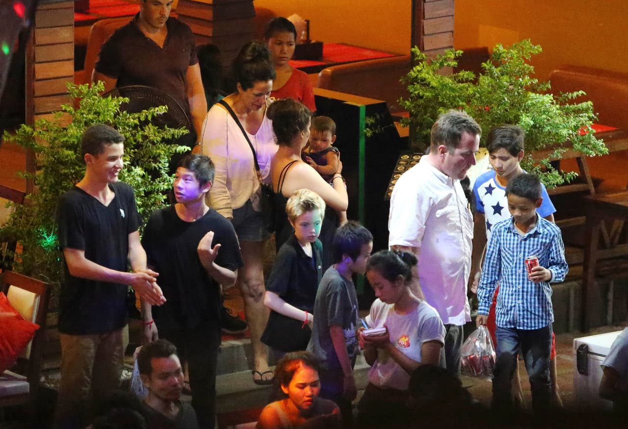 Los retoños de los actores fueron vistos en un restaurante de Siem Reap, Camboya junto con un hombre y una mujer que estaban a su cargo.