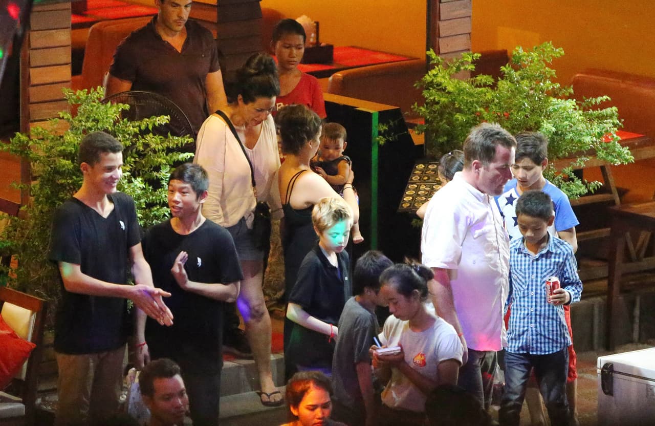 Los hijos de Brad Pitt y Angelina Jolie se fueron a comer sin sus famosos papis.