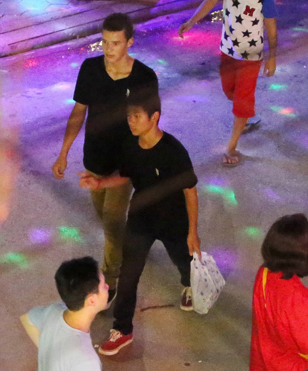 Mientras Maddox hacía unas compras...