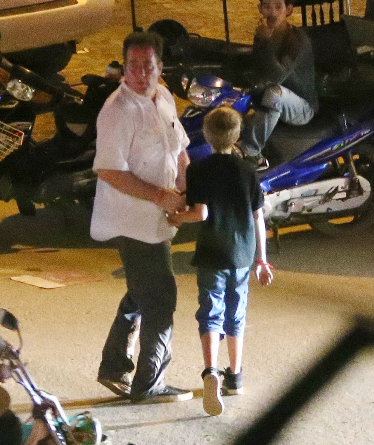 Se fue hacía la calle donde había muchas motos.