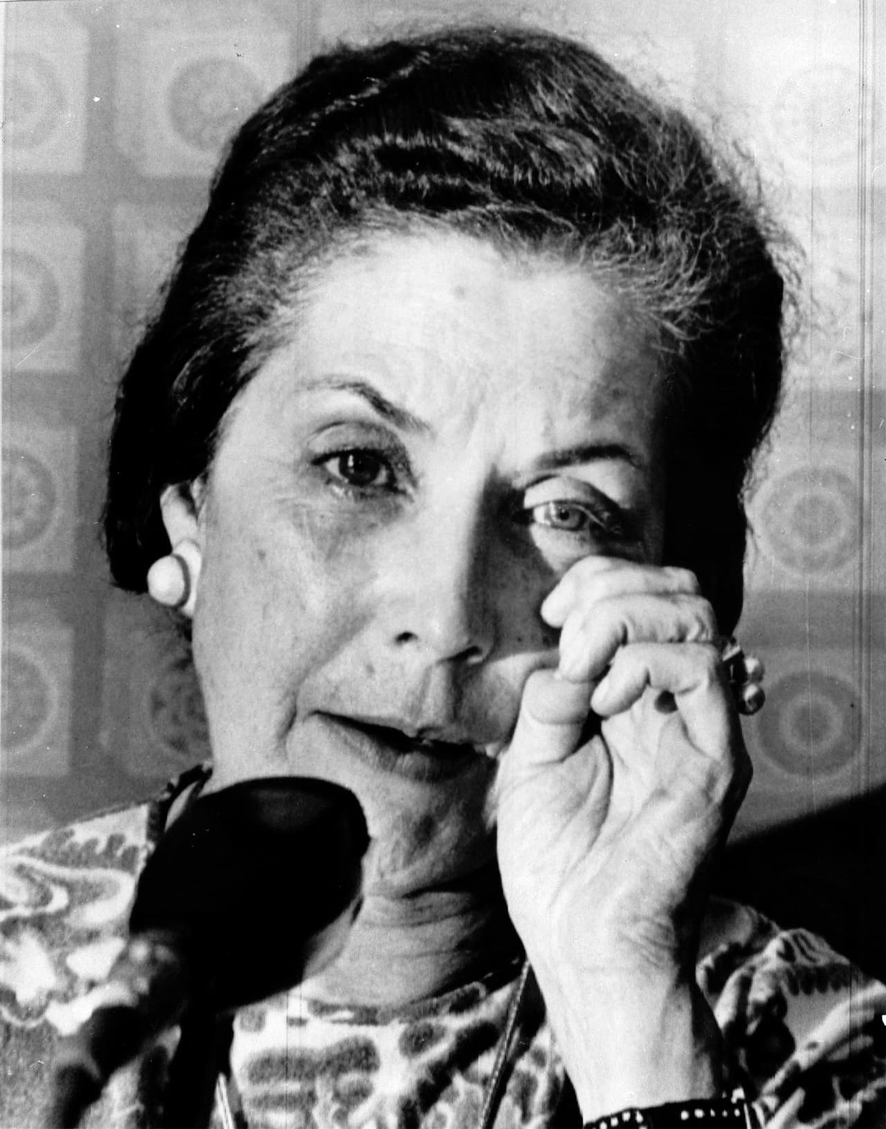 Tras el golpe de Estado de Pinochet al gobierno de Salvador Allende en Chile, la familia del expresidente se resguardó en la embajada de México en ese país y posteriormente fueron trasladados a México. 
<b>Hortensia Bussi, viuda de Allende, conocida como "Tencha" y sus hijas Isabel y Beatriz</b> regresaron a Chile en septiembre de 1988, tras 15 años de exilio.