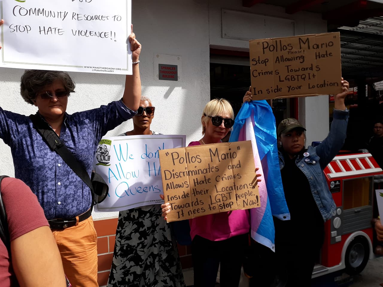 Muchos fueron los que levantaron carteles pidiéndole al restaurante que no permitiera la violencia.