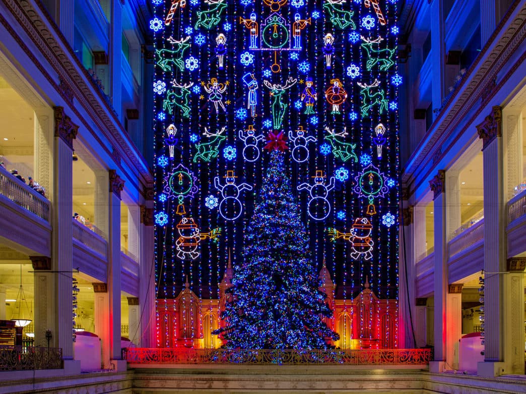 <b><a href="https://www.macys.com/s/holiday-celebrations/philadelphia/?cache=1667234281736">Macy's Christmas Light Show and Dickens Village (Hasta el 31 de diciembre)</a>. </b>Macy's continúa la tradición navideña en 2022 con un espectáculo de 100,000 luces con copos de nieve centelleantes y muñecos de nieve bailando, y acompañado por sonidos de temporada del famoso órgano Wanamaker.