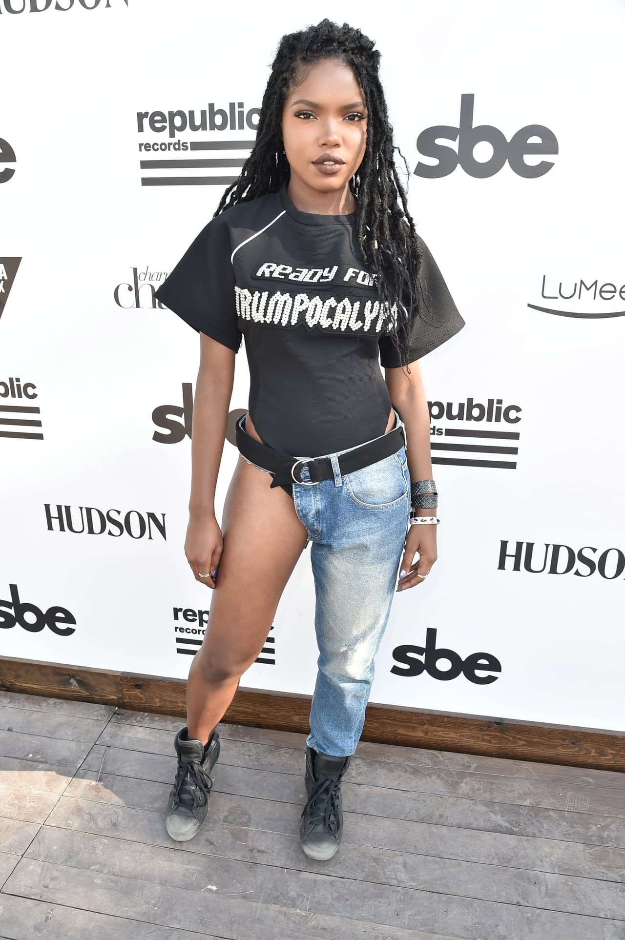 También en 2017, la cantante Ryan Destiny llevó una versión en mezclilla de un pantalón con “una pierna” durante el festival de música Coachella en California.
<br>