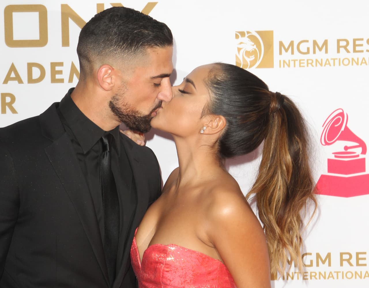 La cantante Becky G y su novio, el futbolista 
<b>Sebastian</b> Llletget, protagonizaron un tierno beso al llegar a la gala para reconocer a Marc Anthony como Persona del Año, durante la entrega del Latin Grammy en 2016, que se llevó a cabo en Las Vegas Nevada.