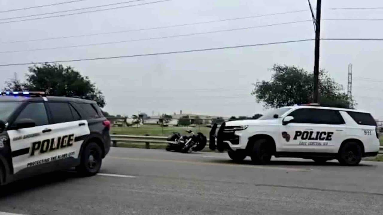 Motociclista queda en estado crítico tras chocar contra autobús escolar en San Antonio
