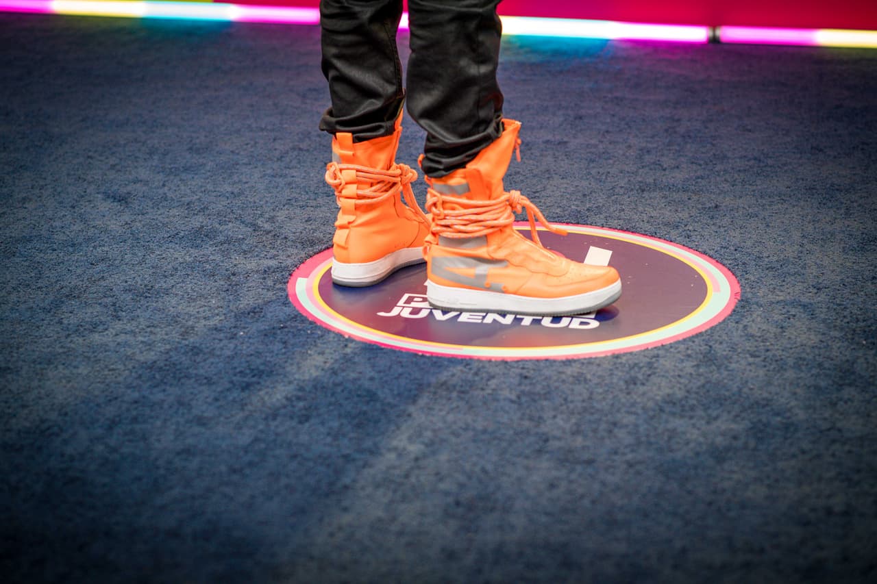 El cubano, intérprete del éxito 'Me quedaré contigo', utilizó unos tenis Nike Air en naranja con gris. Su calzado hacía juego con su chaqueta Diesel y un cinturón Philipp Plein.