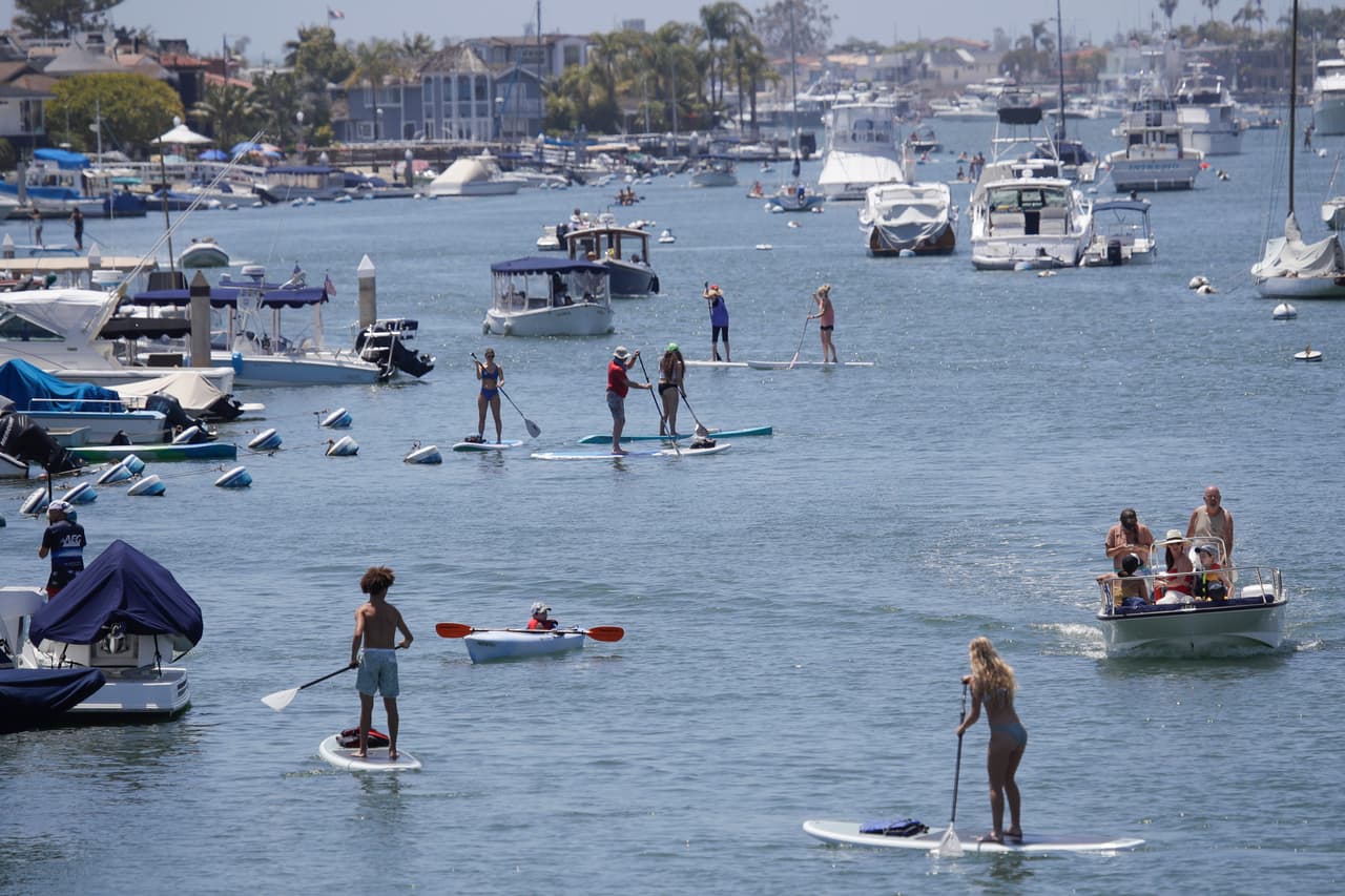 Varias personas salieron este domingo a hacer actividades como remo o a navegar en botes en Newport Beach, California. Las autoridades dijeron que las multitudes del fin de semana de Memorial Day en las playas y parques de ese lugar eran manejables el domingo, con la mayoría de las personas usando cubiertas para la cara y practicando el distanciamiento social.