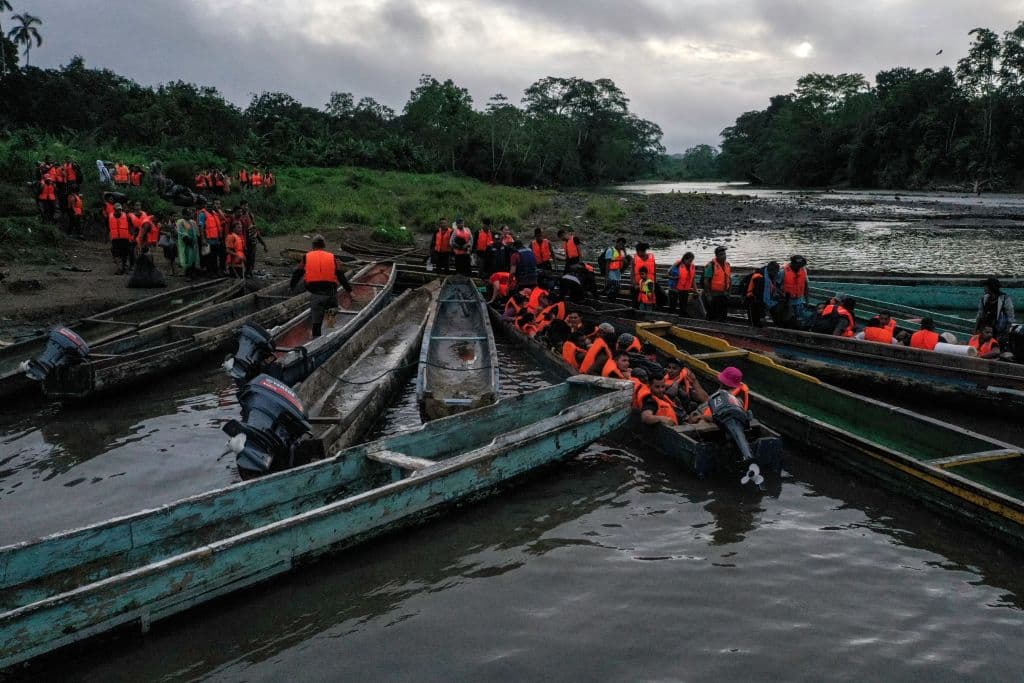 Los traficantes de migrantes han hecho que cada vez sea más rápido atravesar el Darién (Photo by Luis ACOSTA / AFP) / TO GO WITH AFP STORY BY JUAN JOSE RODRIGUEZ (Photo by LUIS ACOSTA/AFP via Getty Images)