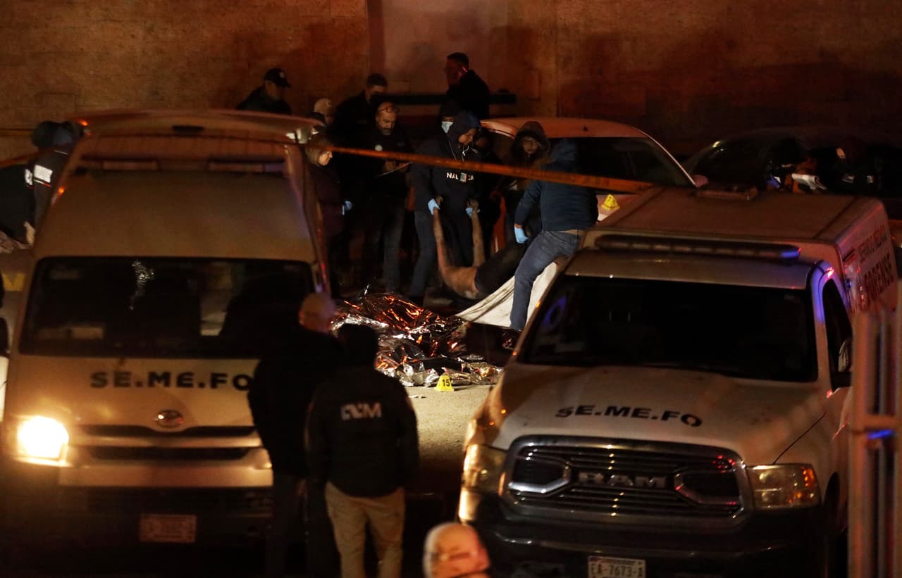 Un 
<a href="https://www.univision.com/noticias/sucesos/decenas-mueren-incendio-centro-detencion-inmigrantes-ciudad-juarez-mexico">incendio en el interior de un centro de detención</a> gestionado por el gobierno mexicano causó la muerte de 40 migrantes. El suceso ocurrió 
<a href="https://www.univision.com/noticias/inmigracion/no-sabemos-nada-migrante-busca-amigo-detenido-centro-incendio-ciudad-juarez">en Ciudad Juárez</a>, fronteriza con El Paso, Texas. Las autoridades mexicanas 
<a href="https://www.univision.com/noticias/america-latina/fuego-fue-provocado-motin-lo-que-se-sabe-incendio-ciudad-juarez-mexico">dijeron que las víctimas son</a> 28 guatemaltecos, 13 hondureños, 12 venezolanos, 12 salvadoreños, un colombiano y un ecuatoriano. 
<br>
<br>De acuerdo con el último informe de la Organización Internacional para las Migraciones (OIM) de las Naciones Unidas, publicado en noviembre de 2022, desde 2014 se han documentado más de 6,900 muertes durante procesos migratorios, en su mayoría en el cruce fronterizo entre Estados Unidos y México y en el Tapón del Darién, una travesía de varios días por la selva en la frontera entre Colombia y Panamá.