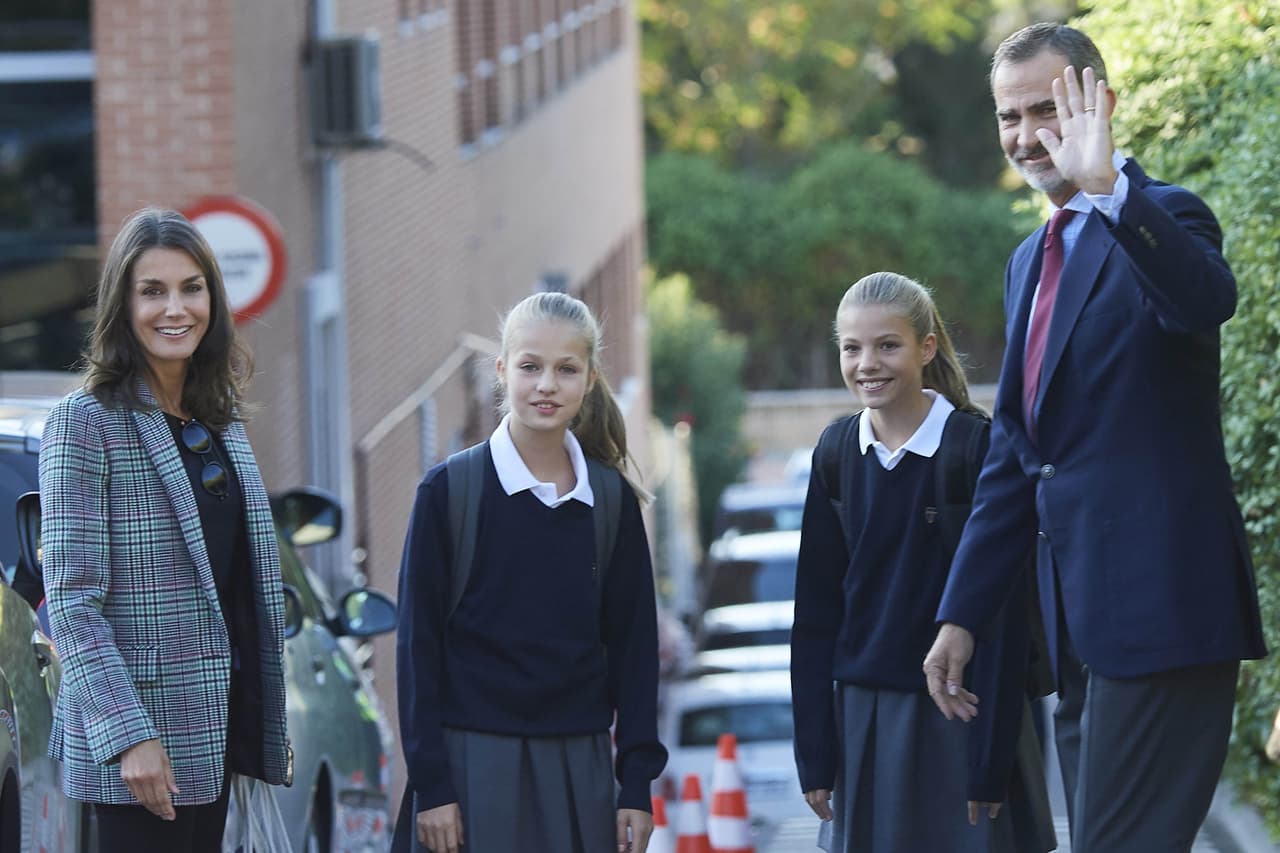 De acuerdo con Hola!, para Sofía (derecha), de 12 años, este regreso a clases representa
<b><a href="https://www.univision.com/entretenimiento/realeza/la-princesa-leonor-y-la-infanta-sofia-de-espana-andan-de-campamento-por-estados-unidos-fotos" target="_blank">su ingreso a la secundaria</a></b>.