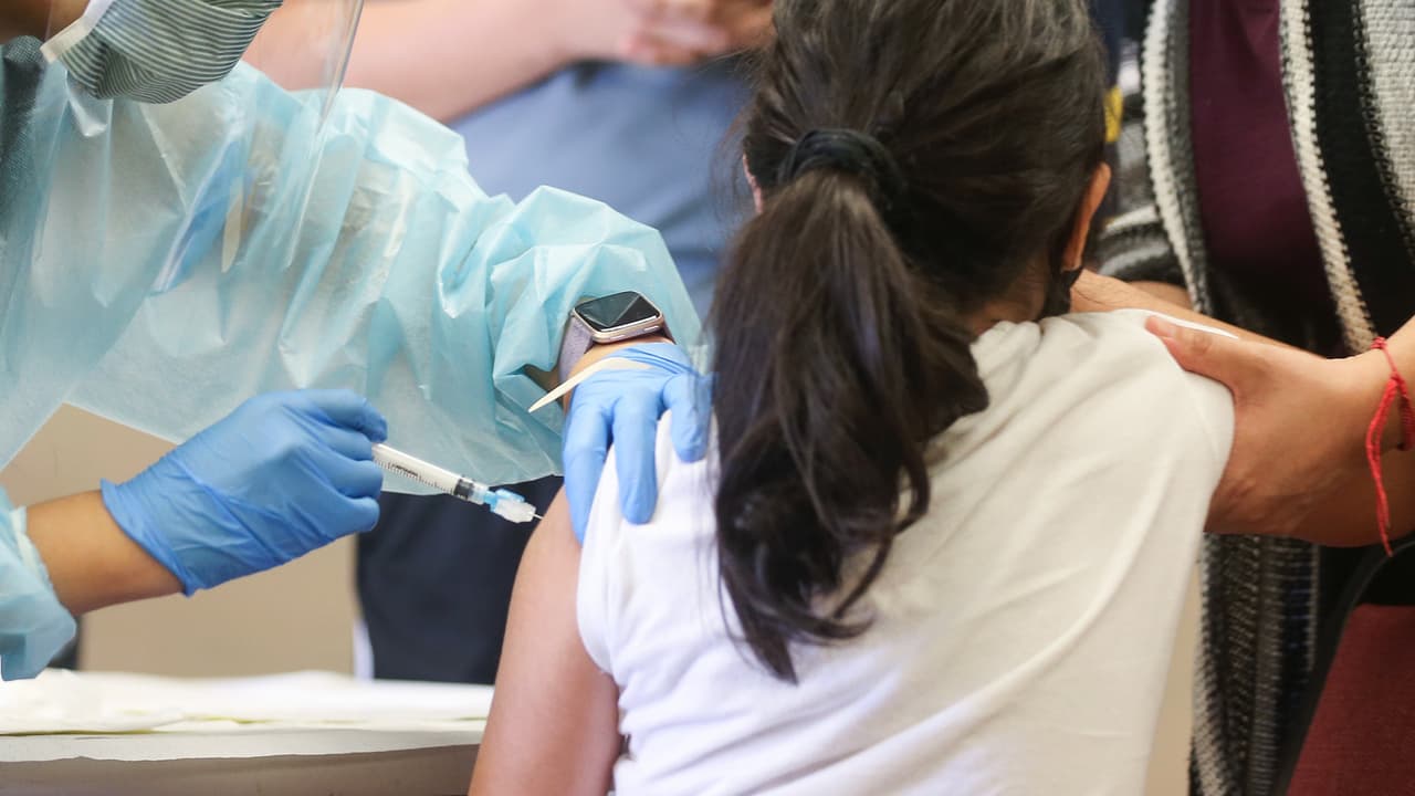 “Son más los beneficios que los riesgos”: experto a padres que dudan en vacunar a sus hijos contra el coronavirus